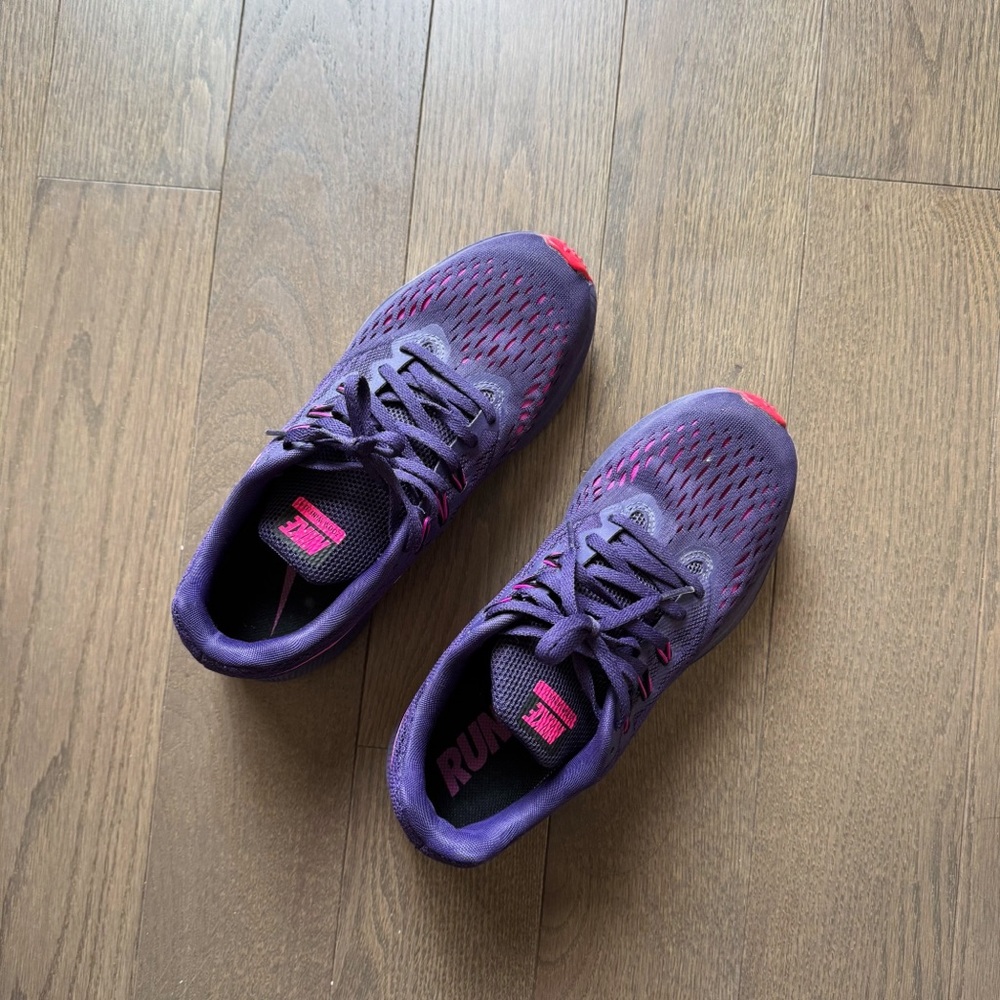 EUC NIKE ZOOM WINFLOW SNEAKERS